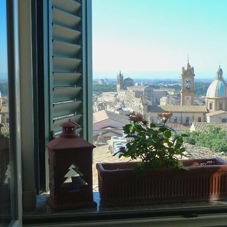 Casa Tipica Siciliana Patronale Home Bedandbreakfast Tremetrisoprailcielo Camere Con Vista, Colazione Interna In Terrazzo Panoramico Калтаджироне Екстериор снимка