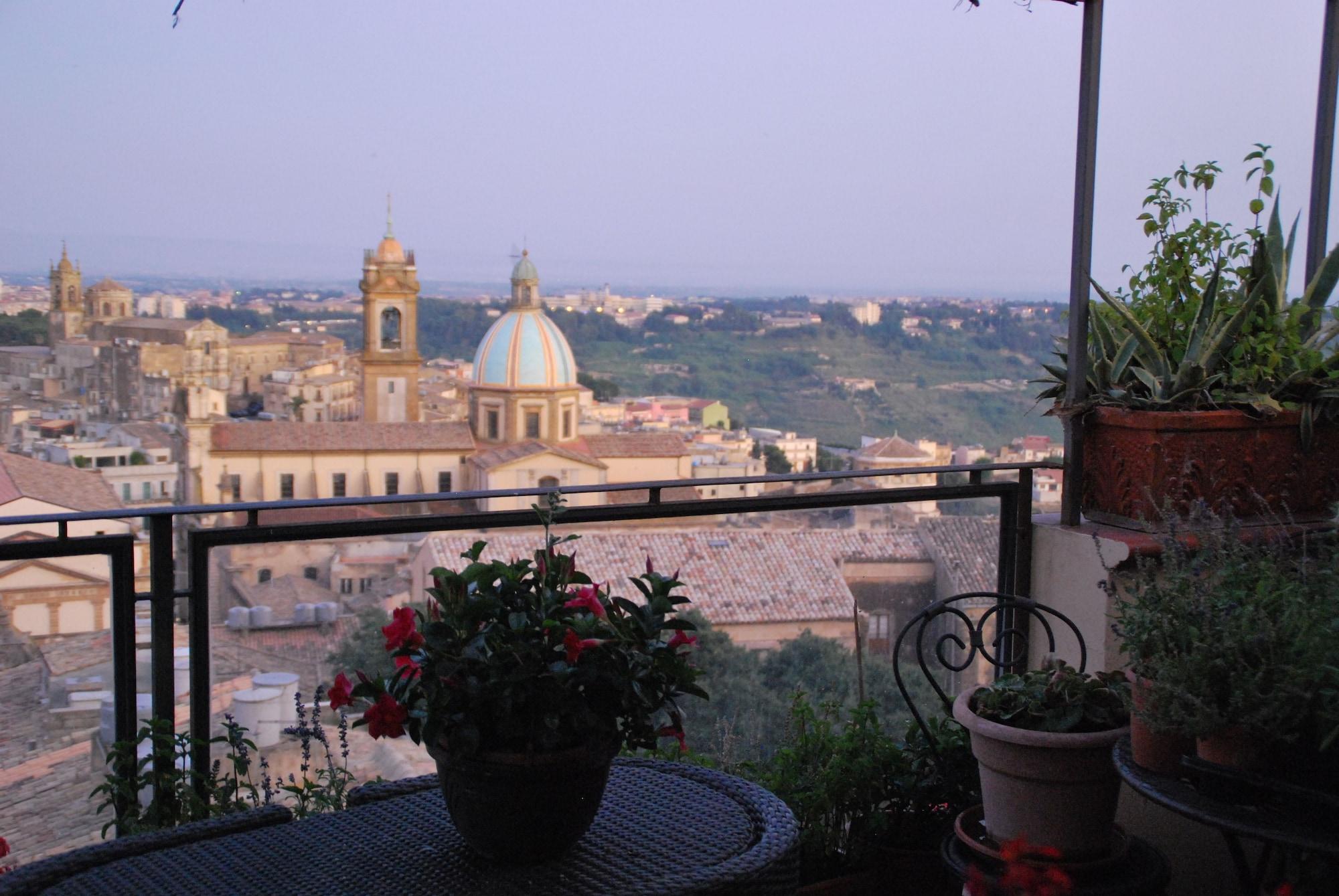 Casa Tipica Siciliana Patronale Home Bedandbreakfast Tremetrisoprailcielo Camere Con Vista, Colazione Interna In Terrazzo Panoramico Калтаджироне Екстериор снимка