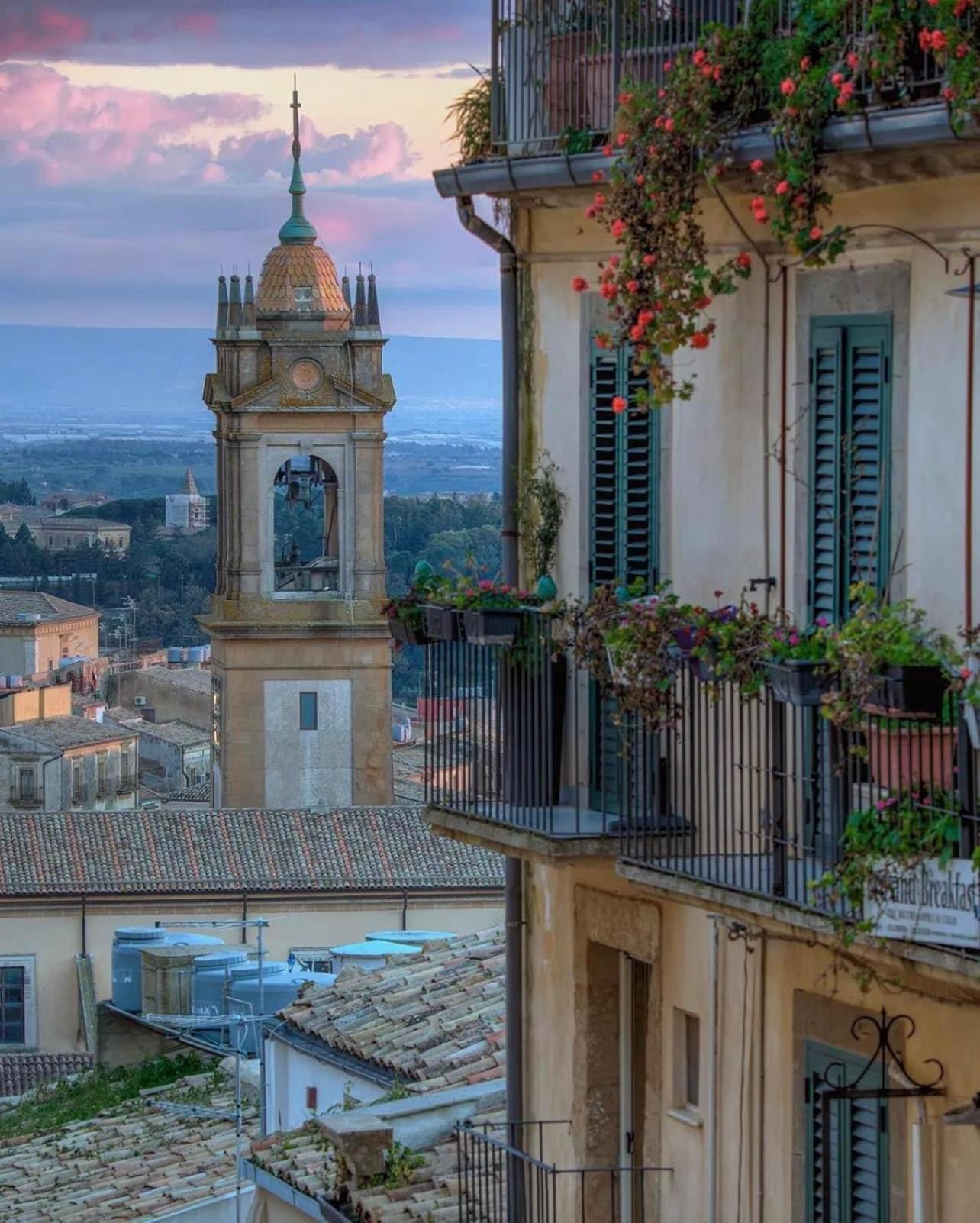 Casa Tipica Siciliana Patronale Home Bedandbreakfast Tremetrisoprailcielo Camere Con Vista, Colazione Interna In Terrazzo Panoramico Калтаджироне Екстериор снимка