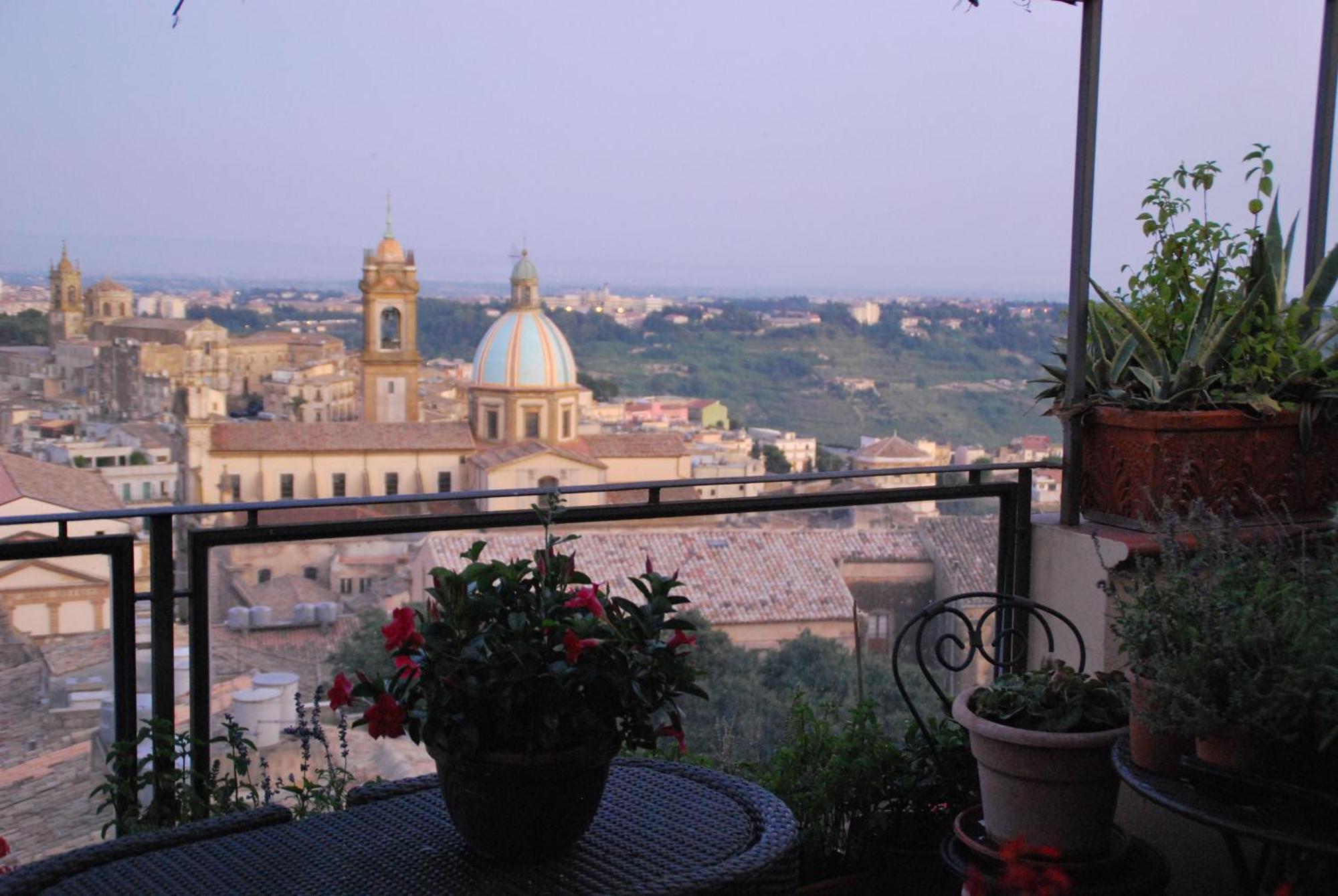 Casa Tipica Siciliana Patronale Home Bedandbreakfast Tremetrisoprailcielo Camere Con Vista, Colazione Interna In Terrazzo Panoramico Калтаджироне Екстериор снимка