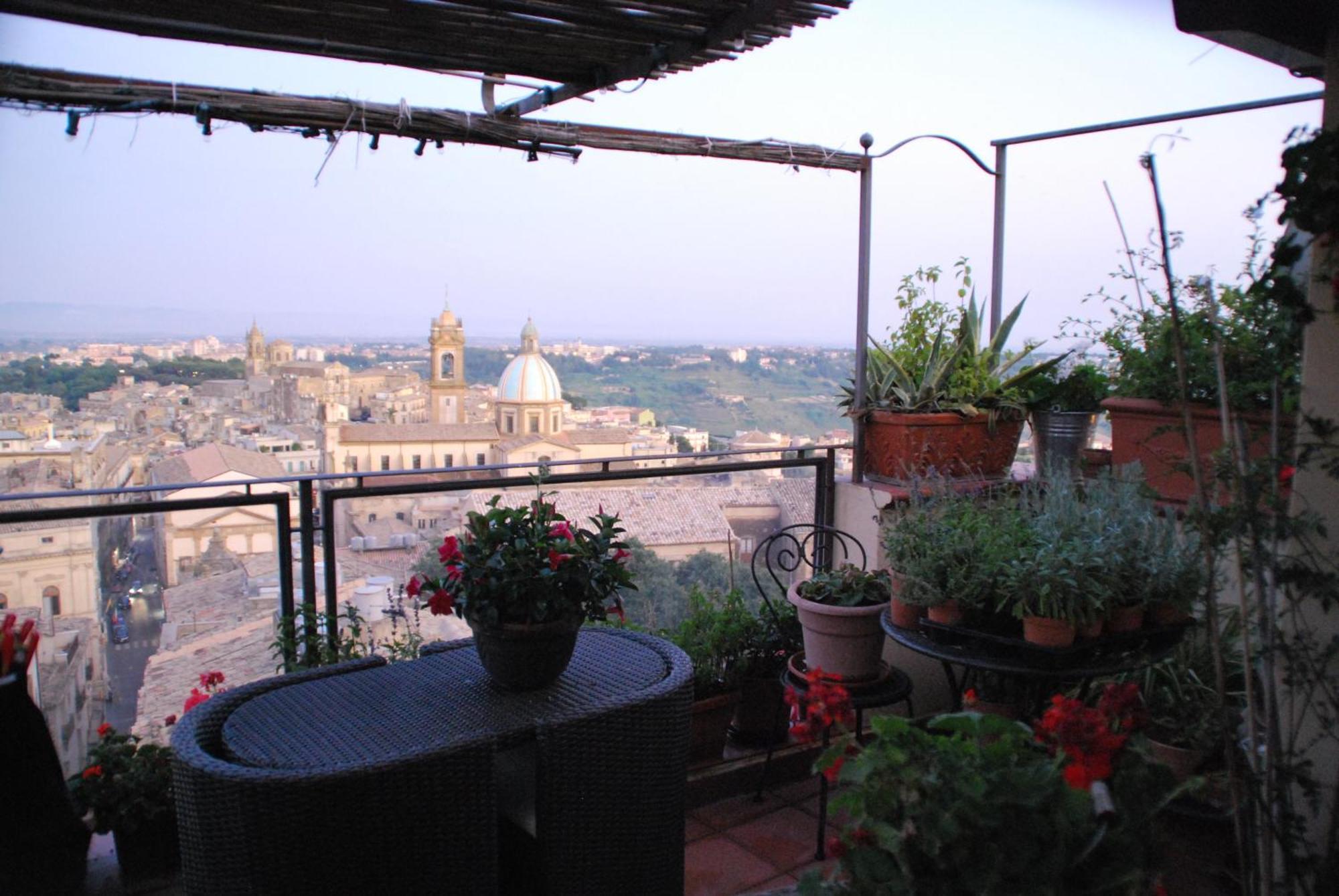 Casa Tipica Siciliana Patronale Home Bedandbreakfast Tremetrisoprailcielo Camere Con Vista, Colazione Interna In Terrazzo Panoramico Калтаджироне Екстериор снимка