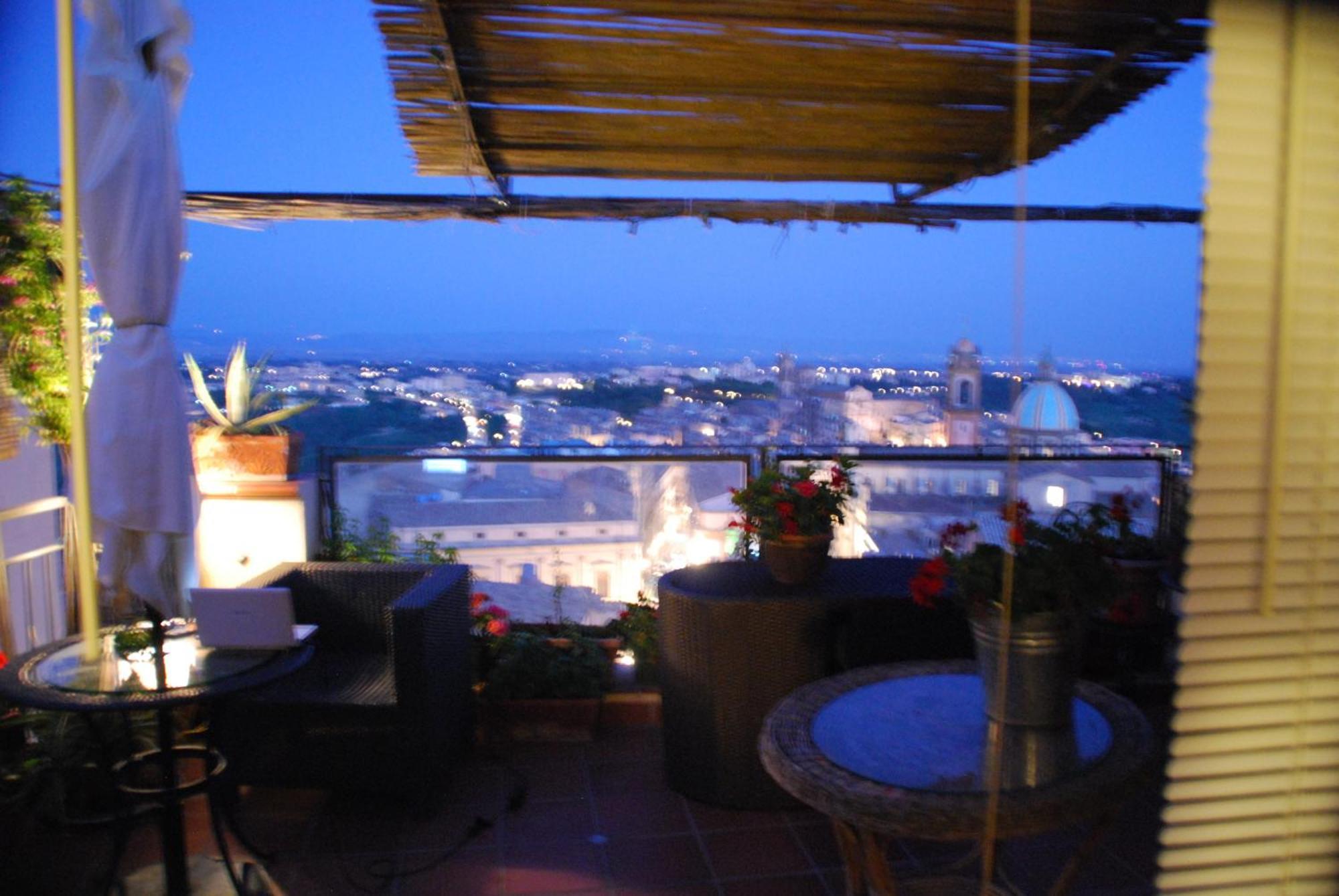 Casa Tipica Siciliana Patronale Home Bedandbreakfast Tremetrisoprailcielo Camere Con Vista, Colazione Interna In Terrazzo Panoramico Калтаджироне Екстериор снимка