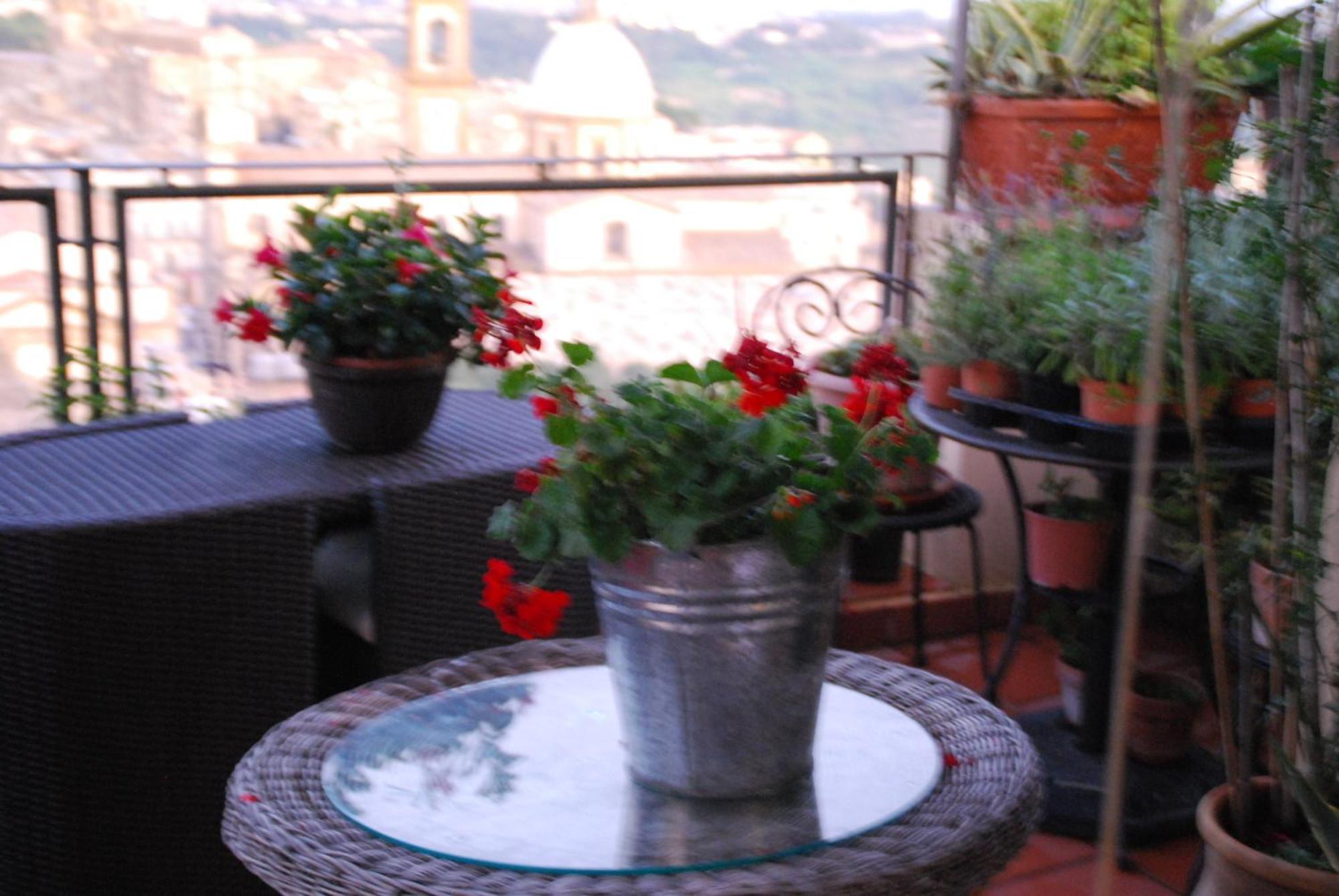 Casa Tipica Siciliana Patronale Home Bedandbreakfast Tremetrisoprailcielo Camere Con Vista, Colazione Interna In Terrazzo Panoramico Калтаджироне Екстериор снимка