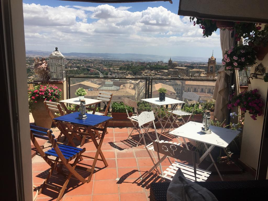 Casa Tipica Siciliana Patronale Home Bedandbreakfast Tremetrisoprailcielo Camere Con Vista, Colazione Interna In Terrazzo Panoramico Калтаджироне Екстериор снимка