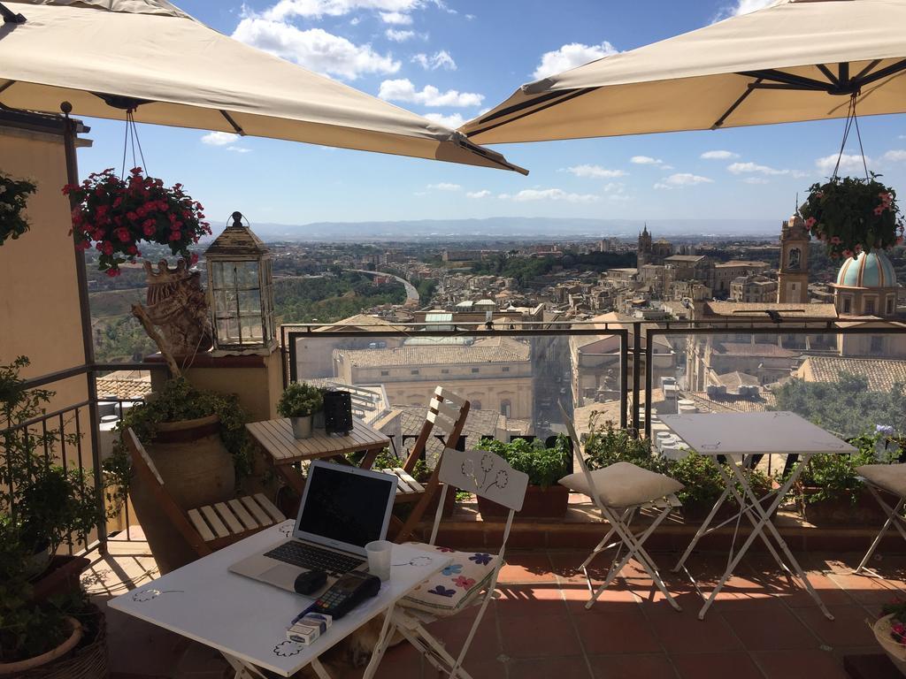 Casa Tipica Siciliana Patronale Home Bedandbreakfast Tremetrisoprailcielo Camere Con Vista, Colazione Interna In Terrazzo Panoramico Калтаджироне Екстериор снимка