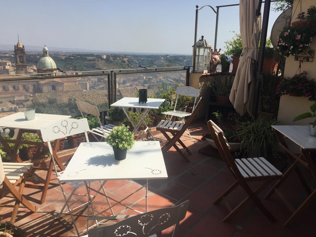 Casa Tipica Siciliana Patronale Home Bedandbreakfast Tremetrisoprailcielo Camere Con Vista, Colazione Interna In Terrazzo Panoramico Калтаджироне Екстериор снимка