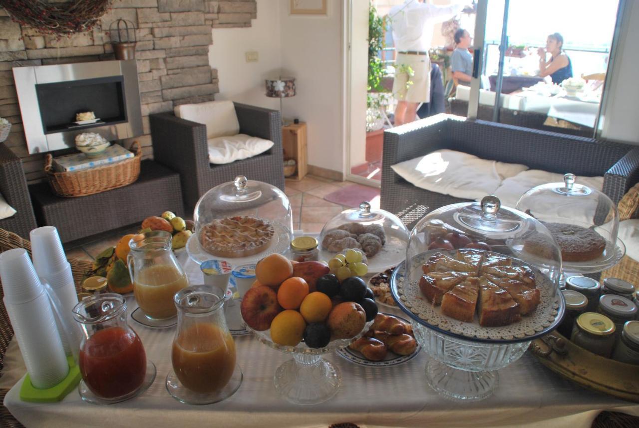 Casa Tipica Siciliana Patronale Home Bedandbreakfast Tremetrisoprailcielo Camere Con Vista, Colazione Interna In Terrazzo Panoramico Калтаджироне Екстериор снимка