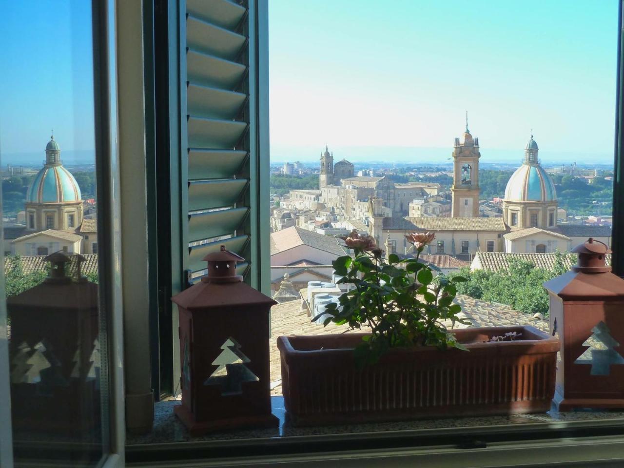 Casa Tipica Siciliana Patronale Home Bedandbreakfast Tremetrisoprailcielo Camere Con Vista, Colazione Interna In Terrazzo Panoramico Калтаджироне Екстериор снимка