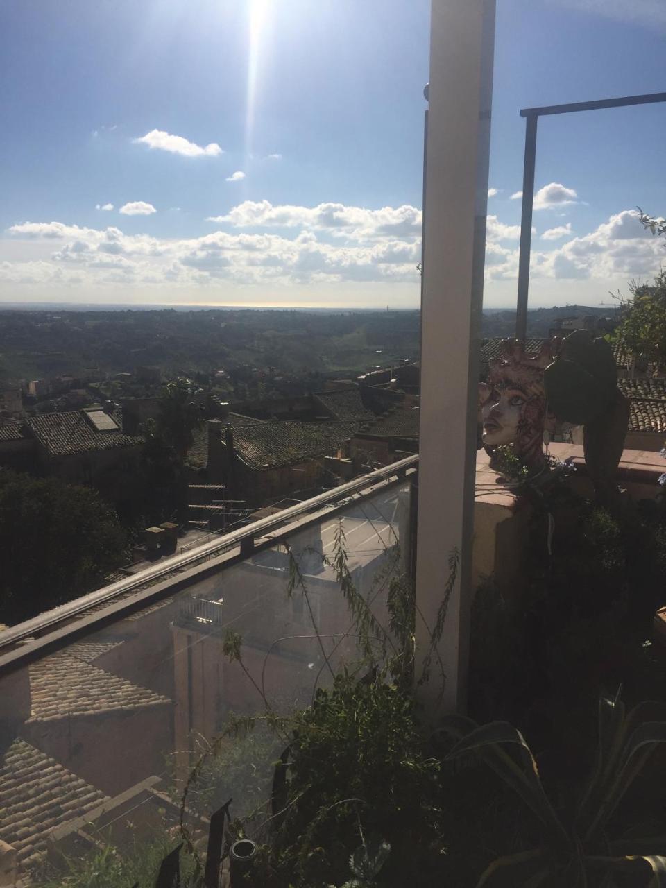 Casa Tipica Siciliana Patronale Home Bedandbreakfast Tremetrisoprailcielo Camere Con Vista, Colazione Interna In Terrazzo Panoramico Калтаджироне Екстериор снимка