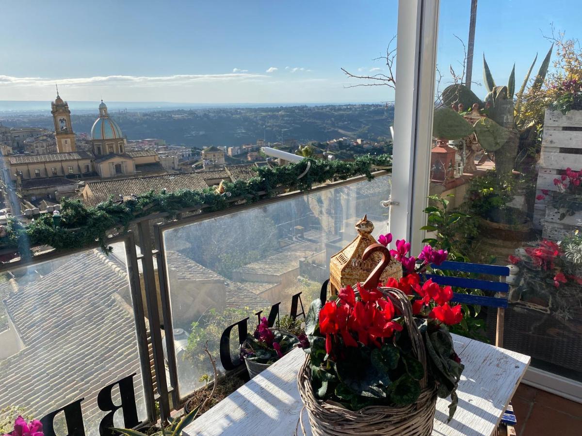 Casa Tipica Siciliana Patronale Home Bedandbreakfast Tremetrisoprailcielo Camere Con Vista, Colazione Interna In Terrazzo Panoramico Калтаджироне Екстериор снимка