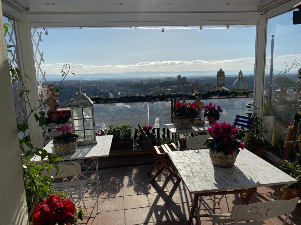 Casa Tipica Siciliana Patronale Home Bedandbreakfast Tremetrisoprailcielo Camere Con Vista, Colazione Interna In Terrazzo Panoramico Калтаджироне Екстериор снимка