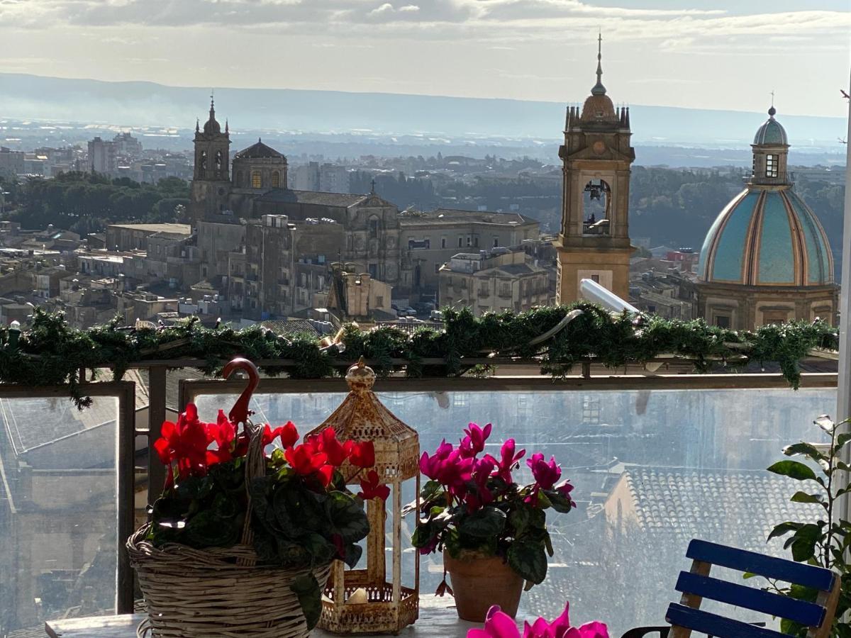Casa Tipica Siciliana Patronale Home Bedandbreakfast Tremetrisoprailcielo Camere Con Vista, Colazione Interna In Terrazzo Panoramico Калтаджироне Екстериор снимка